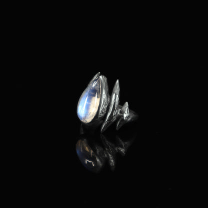 Lestat Ring (Rainbow Moonstone)